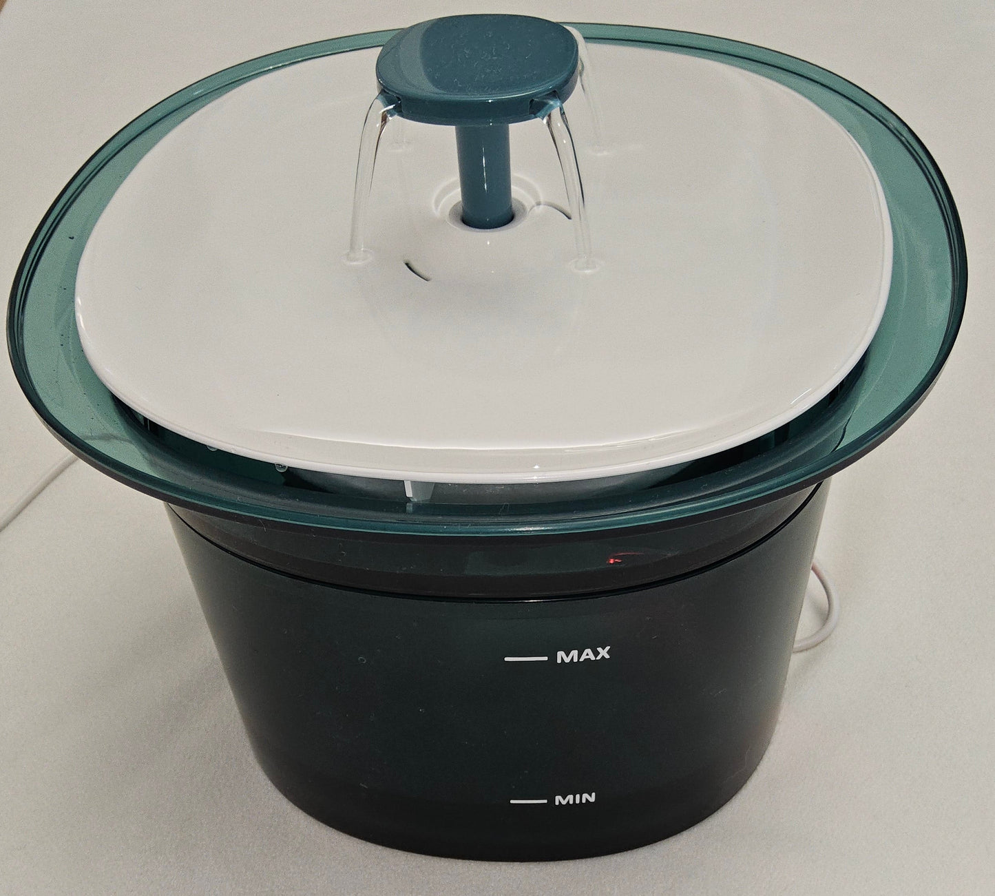 Trinkbrunnen für Heimtiere mit Filter und zwei Ersatz Filter